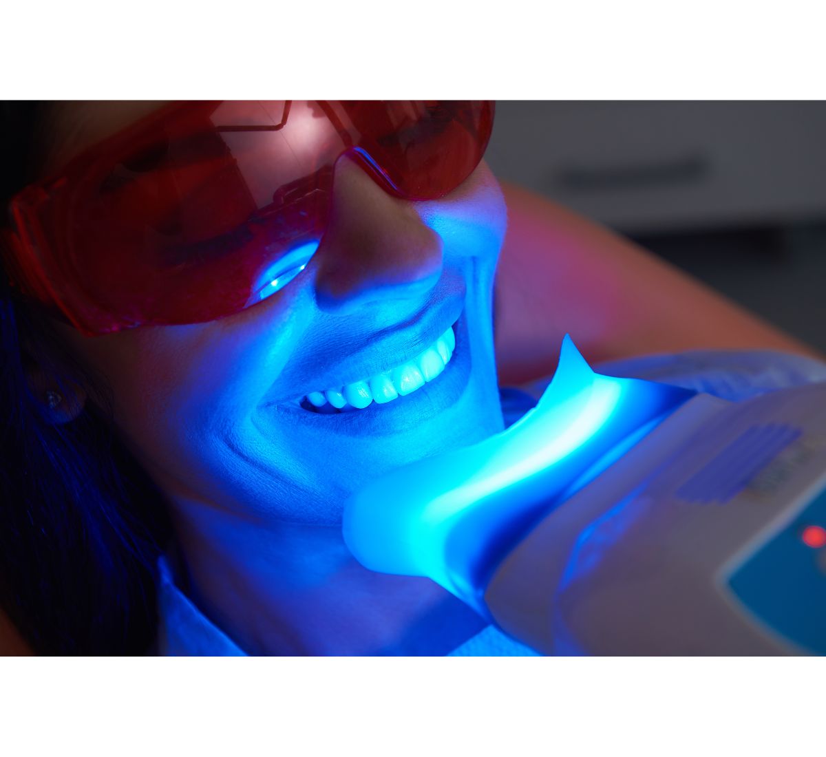 https://clinicadentallavaguada.com/wp-content/uploads/2024/07/blanqueamiento-dental-luz-led.jpg