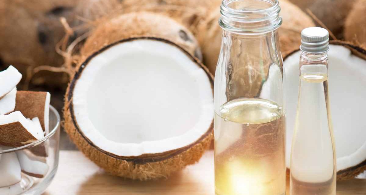 ¿Aceite de coco para blanquear los dientes? Lo que deberías saber antes de probar este “remedio natural”