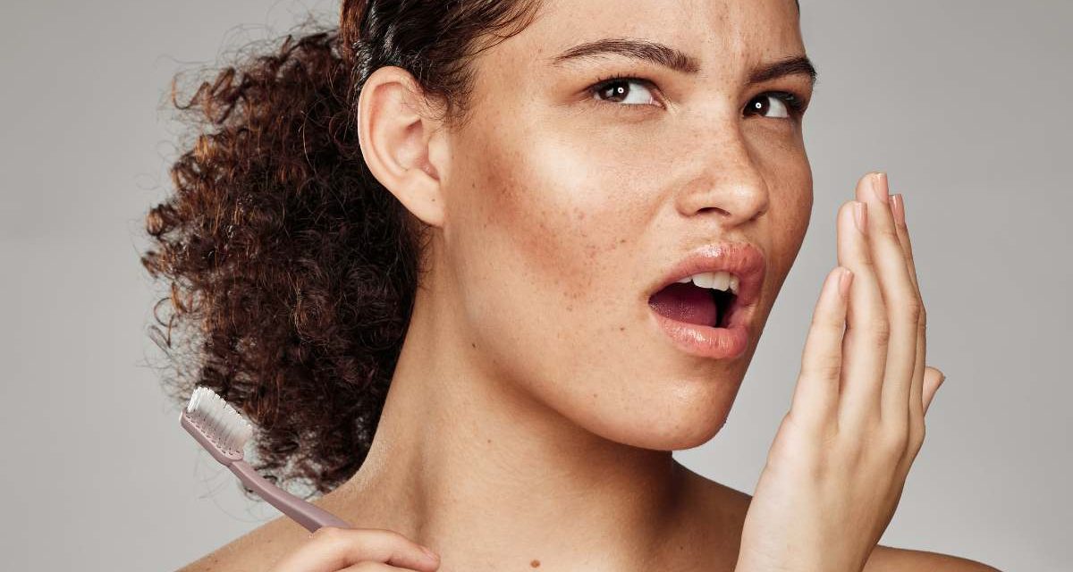 ¿Por qué tengo mal aliento? Causas comunes y qué puedes hacer para solucionarlo